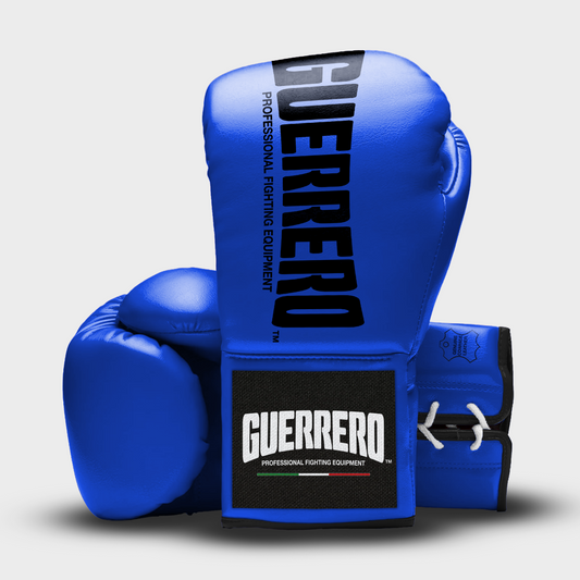Guantes de boxeo Guerrero™ de cuero genuino con cordones en color azul.
