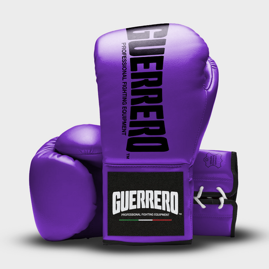 Guantes de boxeo Guerrero™ de cuero genuino con cordones en color morado.